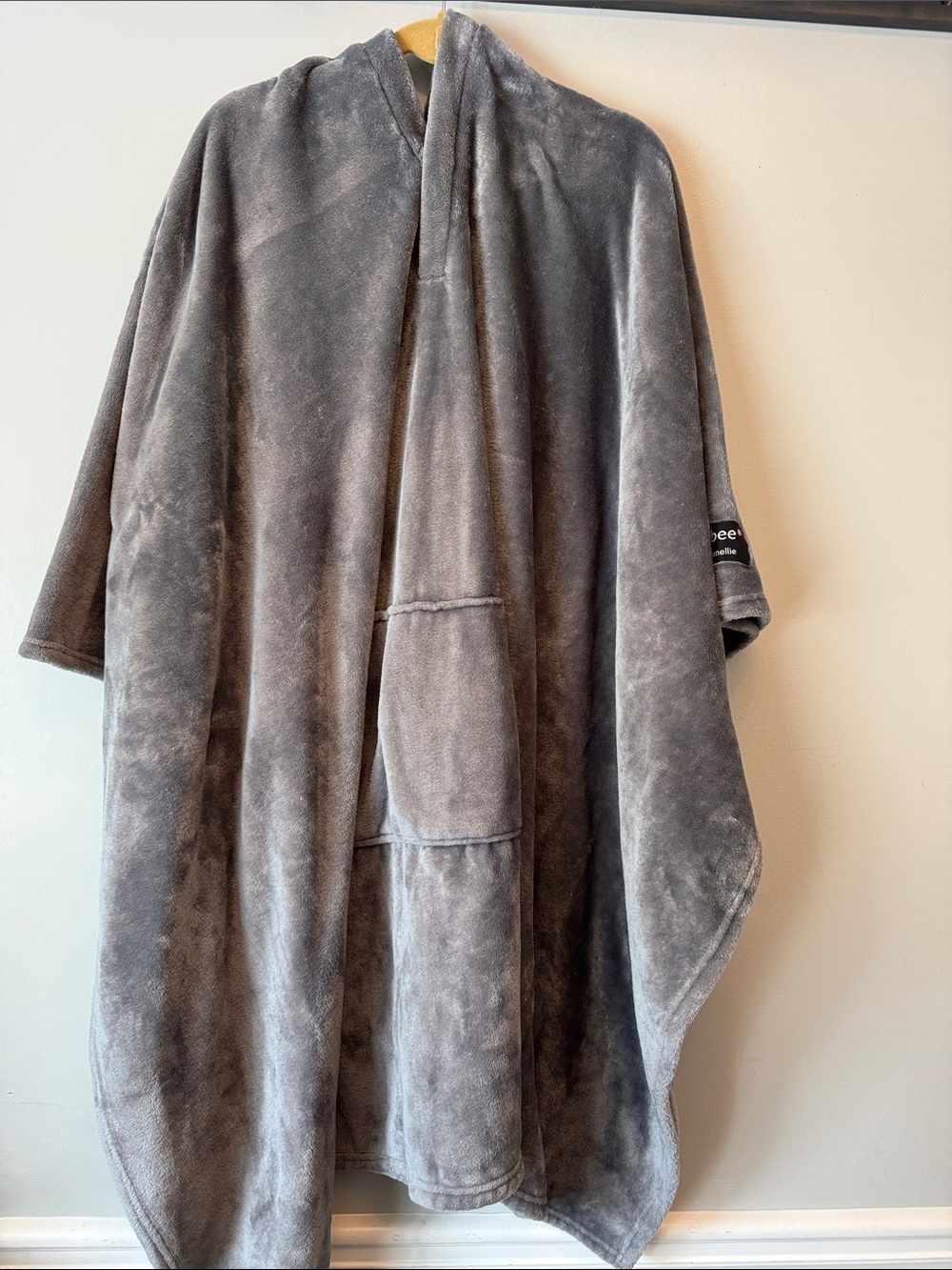 Throwbee by Kona Benellie Plush Hooded Blanket Poncho - Gray